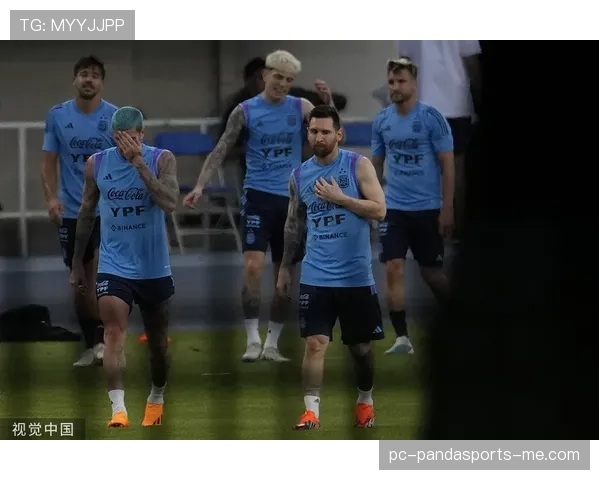 杨力维饮料堆成小山，训练场外像开了小卖部？