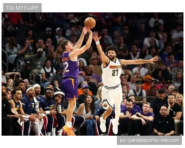 沃尔挡拆牵制约基奇，为队友创造外线空位