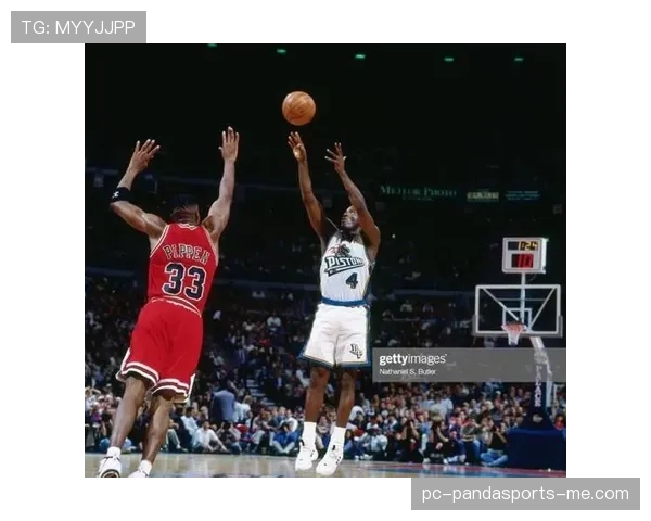 乔·杜马斯连续创造三分得分高效拉开与队友空间差距